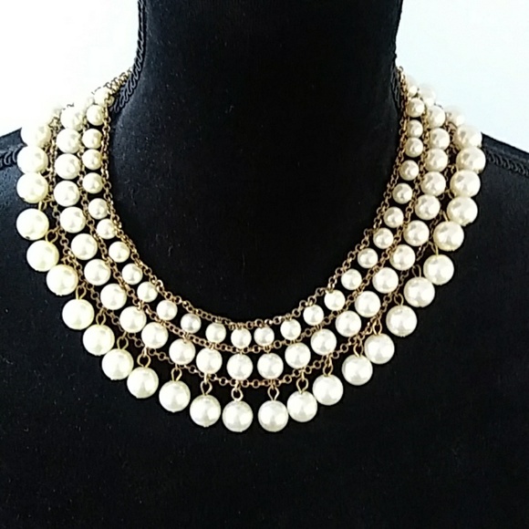 Jewelry - LOVELY FAUX PEARL NECKACE
